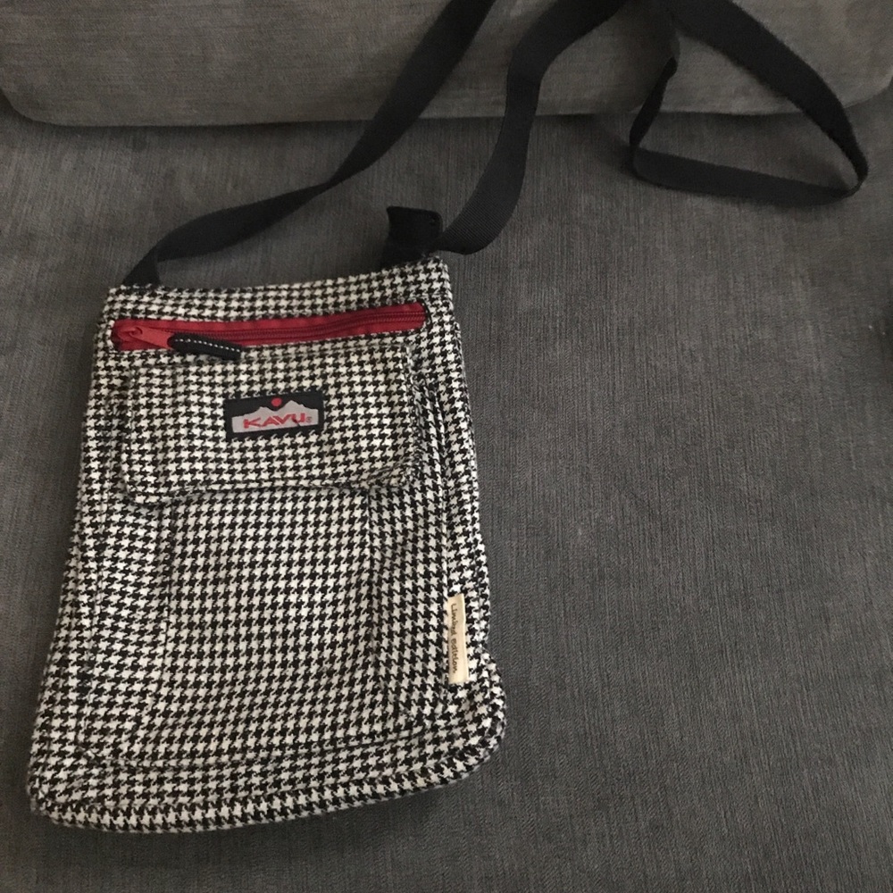 EUC Kavu houndstooth crossbody purse handbag